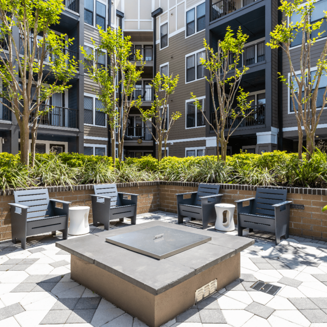 NoHo Flats - Courtyard with Outdoor Seats