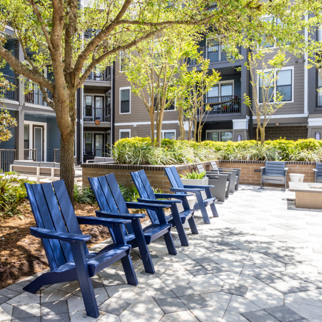 NoHo Flats - Courtyard with Outdoor Seats