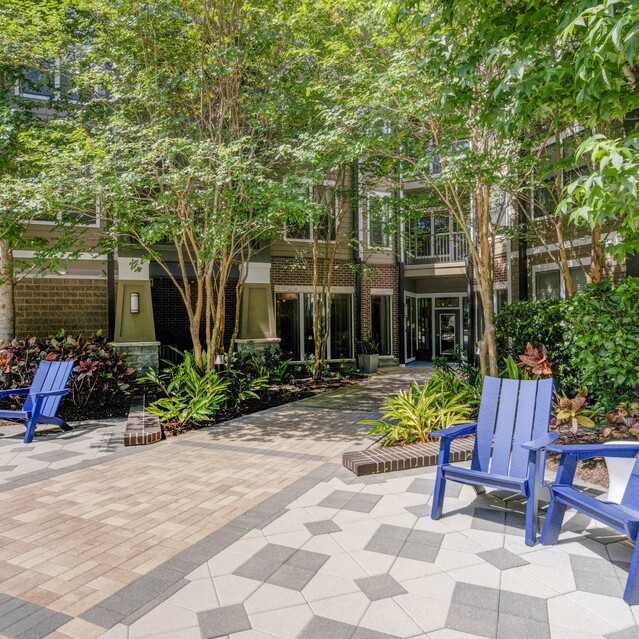 NoHo Flats - Courtyard with Outdoor Seats