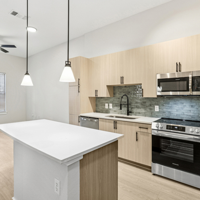 NoHo Flats - Apartments in Tampa - Renovated Kitchen 