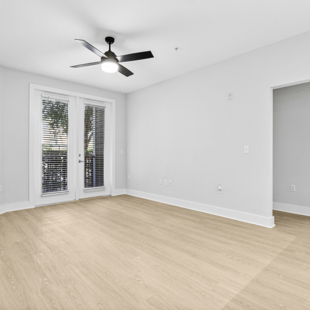 NoHo Flats - Apartments in Tampa - Renovated LivingRoom