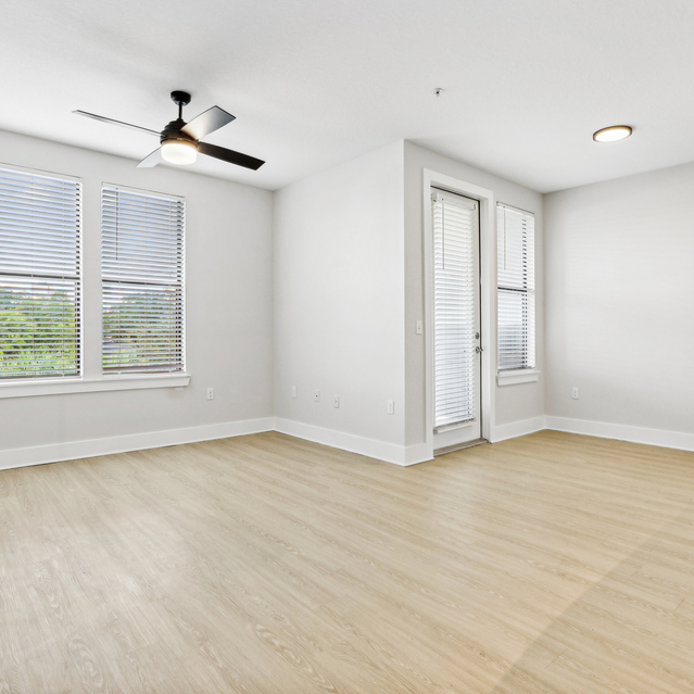 NoHo Flats - Apartments in Tampa - Renovated LivingRoom