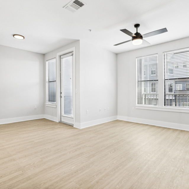 NoHo Flats - Apartments in Tampa - Renovated LivingRoom