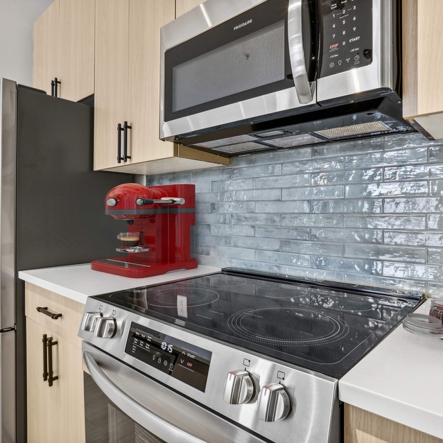 NoHo Flats - Renovated Apartments in Tampa - Kitchen