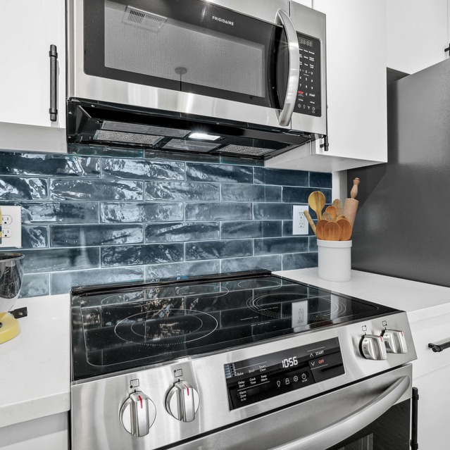 NoHo Flats - Renovated Apartments in Tampa - Kitchen